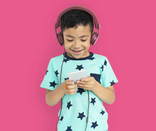 Boy poslech hudby do sluchátek — Stock fotografie
