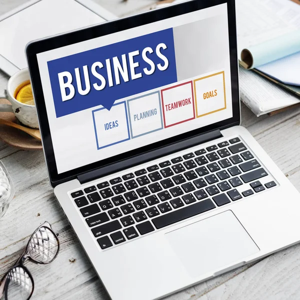 dizüstü bilgisayarda ofis çalışma masası