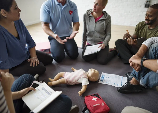 Людей, які вивчають СЛР навчання першої допомоги — стокове фото