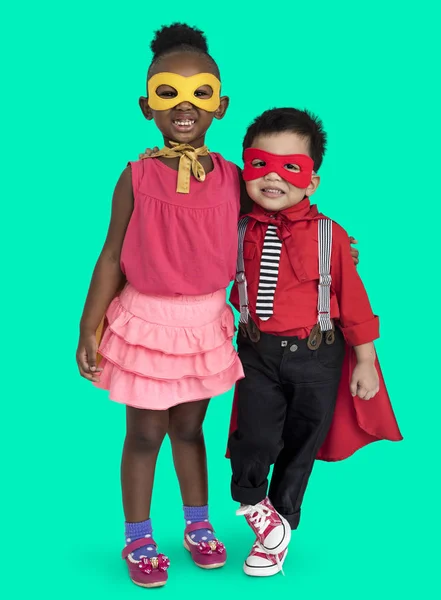 Menino e menina em trajes de super-herói — Fotografia de Stock