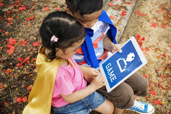 Τα παιδιά χρησιμοποιώντας ψηφιακή δισκίο — Φωτογραφία Αρχείου