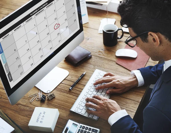 Hombre de negocios que trabaja con ordenador — Foto de Stock