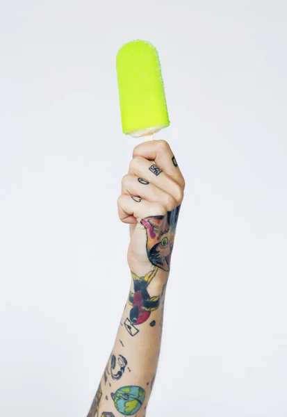 Hand in tattoos holds ice-cream — Stock Photo, Image