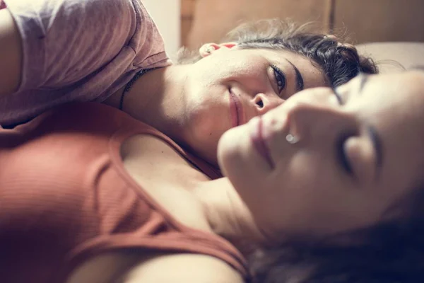 Pareja lesbiana pasando tiempo juntos — Foto de Stock