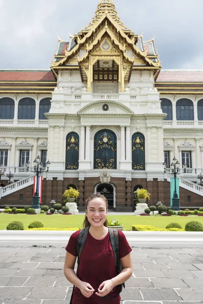 Kvinna resenär i Thailand-templet — Stockfoto