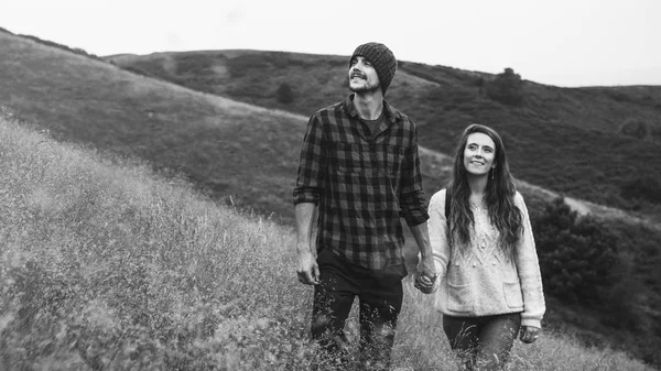 Jovem casal em montanhas — Fotografia de Stock