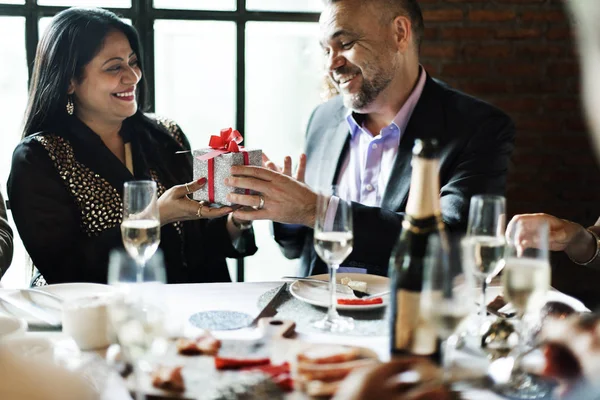 Frau erhält Geschenk in Restaurant — Stockfoto