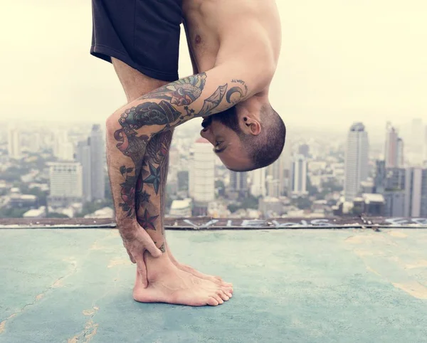 Man beoefenen van yoga — Stockfoto