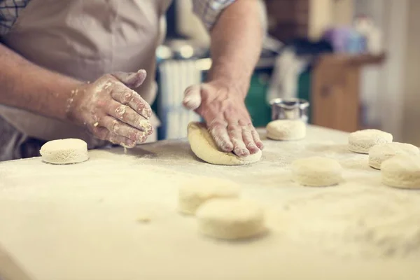 Hombre preparando masa para pasteles — Foto de Stock