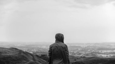 Genç adam dağlarda