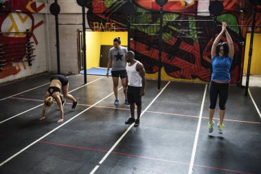 Spor salonunda egzersiz yapan insanlar