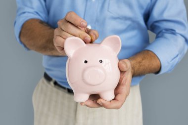 Domuzcuk bankada para koyarak adam