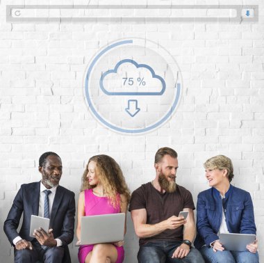 Dijital aygıtlar kullanan insanlar 