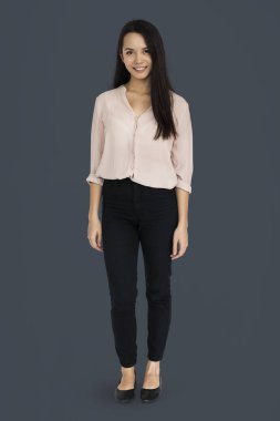 Stüdyoda genç bir kadın 