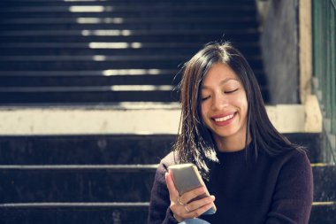 Akıllı telefon kullanan kadın