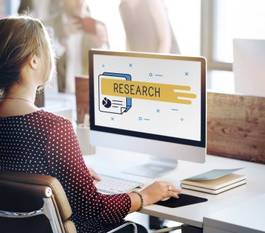 Bilgisayarda çalışan iş kadını