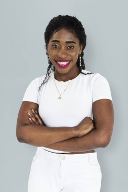 Çapraz kolları olan Afrikalı kadın