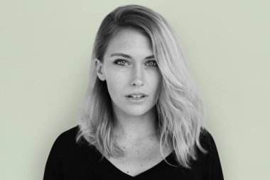 Genç sarışın Bayan Studio