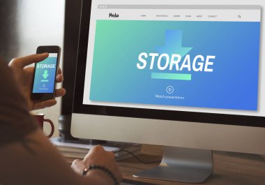 Bilgisayarda çalışan adam