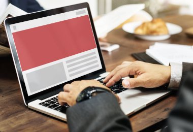 Dizüstü bilgisayarda çalışan iş adamı 