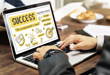 Dizüstü bilgisayarda çalışan iş adamı 