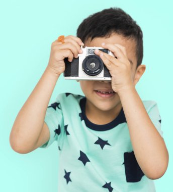 Fotoğraf makinesi ile poz çocuk