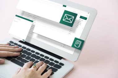 Laptop klavyesinde yazan kişi