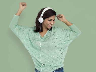 kadın stüdyoda poz