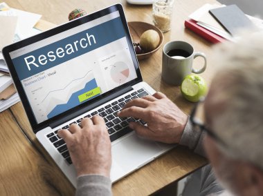 Dizüstü bilgisayar kullanan kıdemli adam.