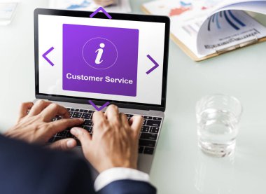 tipik dizüstü klavye üzerinde işadamı