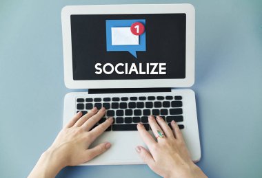 Dizüstü bilgisayarda çalışan kadın