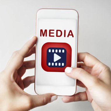 Cep telefonu ellerinde.