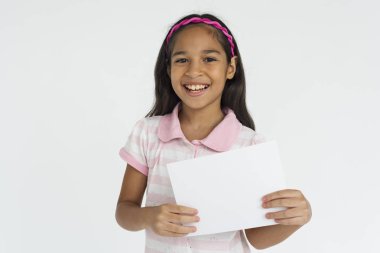 küçük kız stüdyoda poz