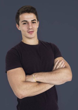 çapraz kollu yakışıklı adam