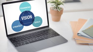 dizüstü bilgisayarda ofis çalışma masası