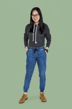 kadın stüdyoda poz