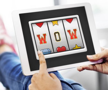 Dijital tablo kullanan kişi