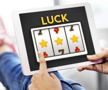 Dijital tablo kullanan kişi