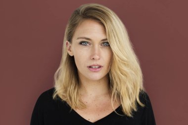 Studio neşeli beyaz kadın