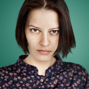 Kısa saçlı güzel bir kadın.