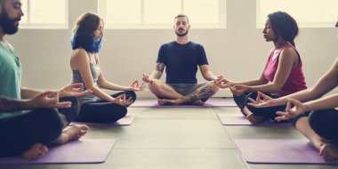 Yoga, meditasyon yapan insanlar 