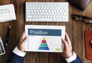 iş kişi dijital tablet kullanma