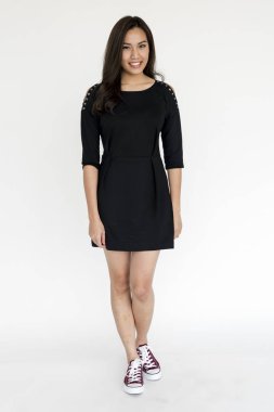 kadın stüdyoda poz 