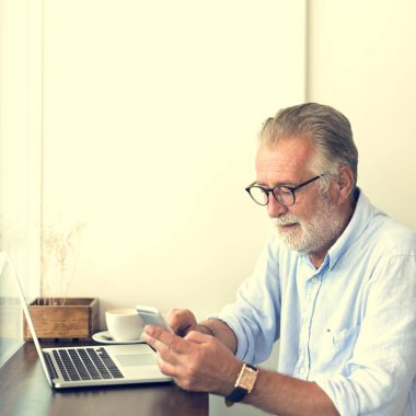 Akıllı telefon kullanan adam