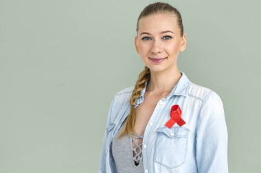 Stüdyoda genç bir kadın 