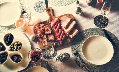 Yemekli restoran masası.