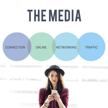 Akıllı telefon kullanan genç bir kadın.