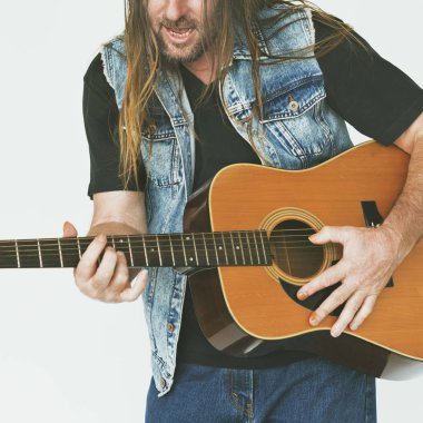  sakallı adam gitar çalmak