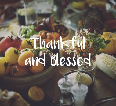 Tablo ile lezzetli yemekler servis