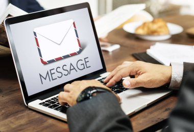 Dizüstü bilgisayarda çalışan iş adamı 